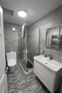 Spacious & Modern 2BR Flat in Bury Town Centre - 4