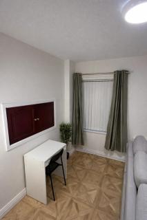 Spacious & Modern 2BR Flat in Bury Town Centre - 1