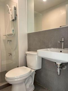 4 mins to MRT Sutthisan - 6