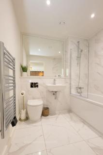 Cosy 2-Bedroom Sapphire Court Flat 42 with workspace - 3