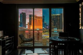 Lucky You Double Balcony On LV Strip - 8