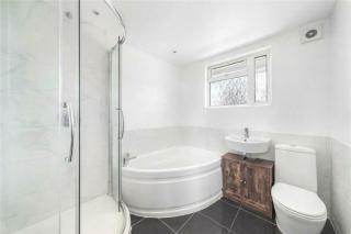 Stylish 3 Bed Flat w Balcony in Tottenham - 5