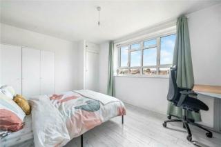 Stylish 3 Bed Flat w Balcony in Tottenham - 8