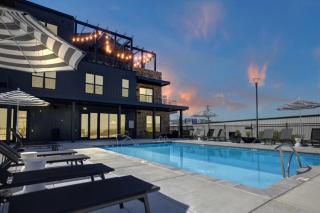 Intimate Flat with Pool, Gym, and Stunning City Views - 6
