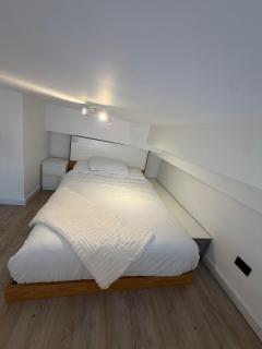 Modern Loft Duplex with Workspace Fast WiFi - 9