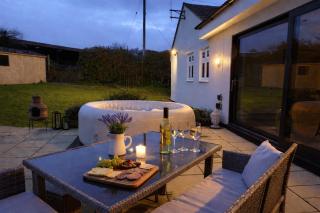 Adgestone Villa - A Luxurious Countryside Escape with Heated Pool, Near Sandown Beach, Dog Friendly in Rural Sandown - Perfect Getaway for Family & Friends - 7