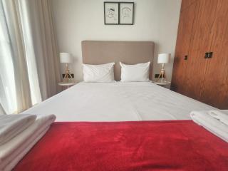 Chic 1BR, Rooftop Pool, Wifi, Self Check-in, Day and Night Security, Terrace, free parking close to all amenities - 5