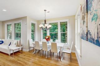 Exclusive Eugene retreat close to university with natural forest calm - 7