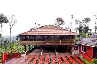 Coffee Crown Homestay - 1km to Falls, Estate, Home Food - 1