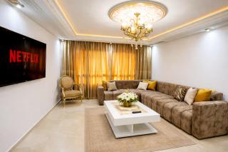 Luxury City Center Apartment Minutes from Beach & Train Station شقة فاخرة في وسط المدينة وعلى بعد دقائق من البحر - 7