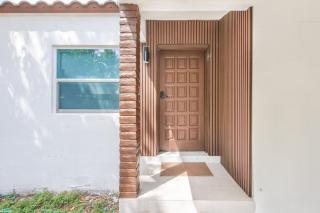 New Modern Home Near Design District- Sleeps 8 - 1