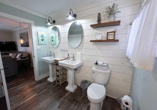 Iggy & Al's Treehouse: Northwoods Getaway - 7