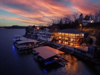 Sleeps 26 lakefront w/ private dock & dance floor! - 9