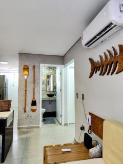 F1- 2 Suítes, sala e cozinha tudo com Ar Condicionado Split, 2 banheiros, 1 Lavabo, 1Garagem e internet rápida - Beira Mar - 1