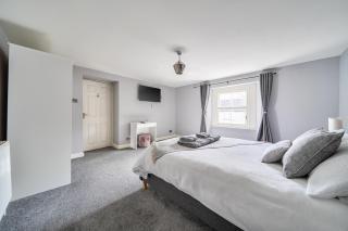 Cosy Apartment above Village Pub - 2