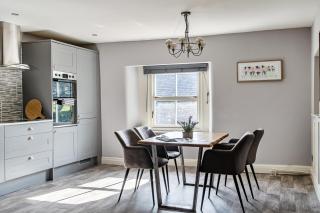 Cosy Apartment above Village Pub - 1