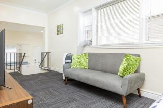 Pet Friendly Apartment Near Chinatown - 8