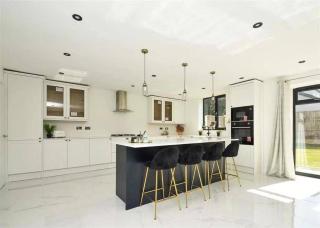 One double bedroom in a luxury home - 8