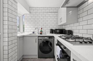 Modern Home Heart Of Harle Syke - 8