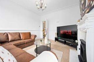 Graceful 3BR Haven in the Peak District - 6