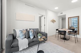 32nd Floor Gem with Breathtaking Views in DT Miami - 9