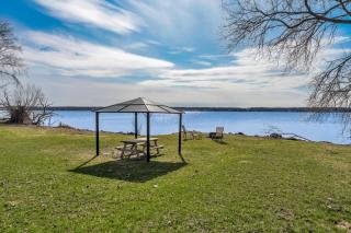 Private Hay Bay Waterfront Napanee with Pool and Dock - 7