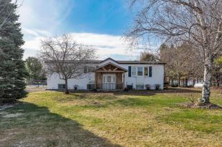 Private Hay Bay Waterfront Napanee with Pool and Dock - 8