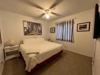 Gated Hollywood Fl Comfort & Luxury 2 bedroom Smart Tv, WiFi - 5