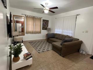 Gated Hollywood Fl Comfort & Luxury 2 bedroom Smart Tv, WiFi - 8