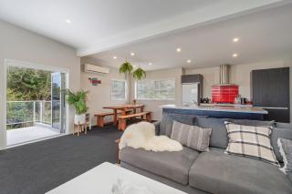 Wharf Landing - Harbour View with Sunny Balcony, Walk to Town - 0