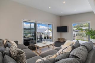 Wharf Landing - Harbour View with Sunny Balcony, Walk to Town - 5