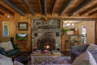 Horseshoe Hollow · Horseshoe Hollow, Private Log Cabin on 10 acr - 1