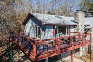 Hilltop Retreat · Large Home with Mountain Views, sleeps 10 - 7