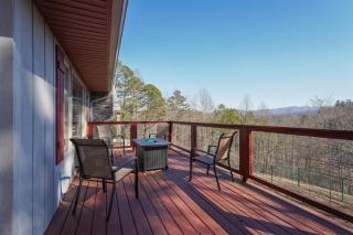 Hilltop Retreat · Large Home with Mountain Views, sleeps 10 - 8