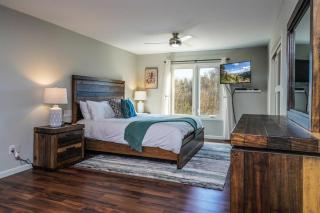 Hilltop Retreat · Large Home with Mountain Views, sleeps 10 - 1
