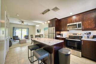 Beautiful Family Town Home, Walk to beach, Sleeps 6 - 8