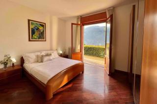 Charming House on the Lake - 0