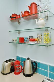 Romantic Riverside Stay - Walk to City & Dining - 5