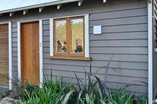 Romantic Riverside Stay - Walk to City & Dining - 1