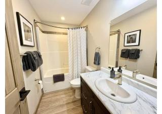 Sunny Peaks - Valemount - 1