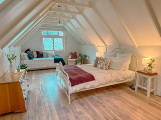 Romantic Riverside Stay - Walk to City & Dining - 0