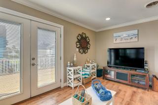 Steps to Pirate Beach: Galveston Home w/ Deck! - 3