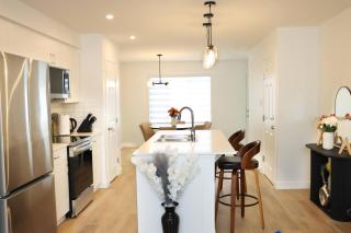 Elegant 5-bedroom Taits Luxury Retreat Edmonton - 8