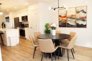 Elegant 5-bedroom Taits Luxury Retreat Edmonton - 7