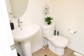 Elegant 5-bedroom Taits Luxury Retreat Edmonton - 1