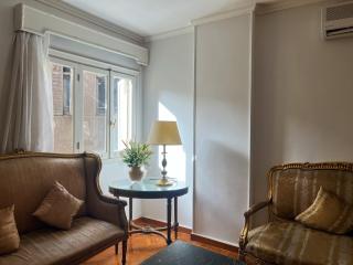 Elegant 3 Bedroom Apartment in Zamalek Sunroom, Parquet Floors, Free WiFi, Air Conditioning - 4