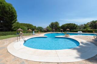 Lovely 2 bed apt overlooking golf - 1