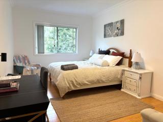 Spacious 5BR House Fireplace Garden Retreat - 6