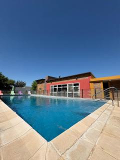 Amplio departamento con 2 habitaciones- Balcón hacia la pileta y estacionamiento - 7