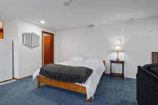 Sunflower Studio - 7 Minutes to UO & 4 Minutes to Downtown studio - 8